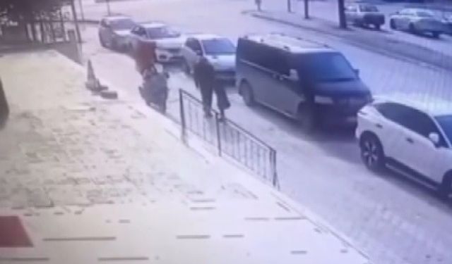 Motokurye boğazına şeker kaçan çocuğu heimlich manevrası ile kurtardı