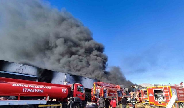 Niğde’de fabrika yangını: Ekiplerin müdahalesi sürüyor