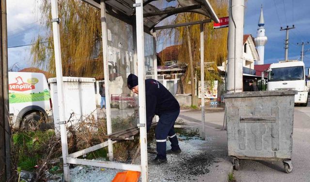 Otobüs duraklarına zarar verdiler