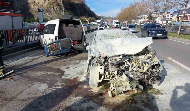 Otomobil, lastiği patlayan hafif ticari araca arkadan çarptı: 1 yaralı