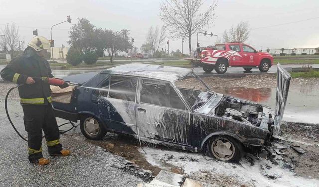 Park halindeki Tofaş, şiddetli yağmura rağmen yanarak kullanılamaz hale geldi