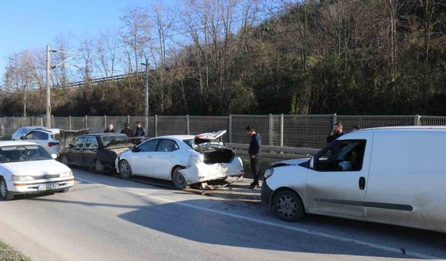 Sakarya’da 4 araçlı zincirleme kaza: Uzun araç kuyrukları oluştu