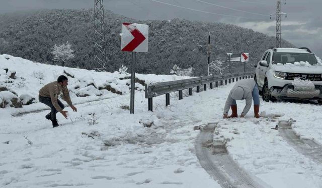 Seydikemer’de yüksek kesimler beyaza büründü