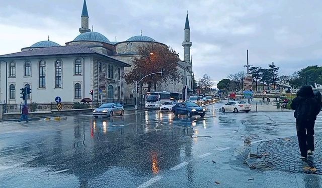 Şiddetli yağmur Edirne’de hayatı olumsuz etkiledi