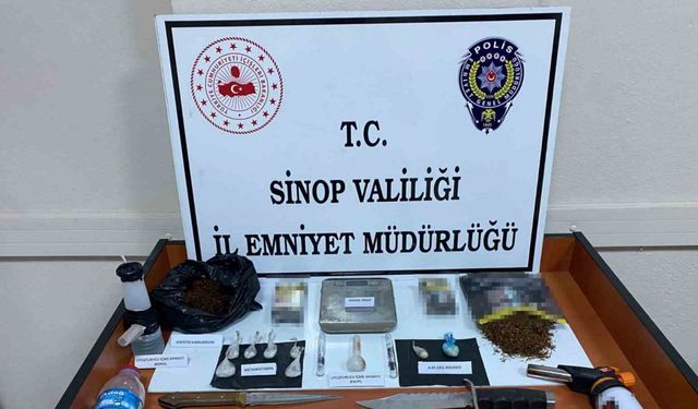 Şüphe üzerine durdurulan otomobilden uyuşturucu madde ve kesici alet çıktı: 3 tutuklama