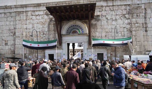 Suriyeliler cuma namazı için Emevi Camii’ne akın etti