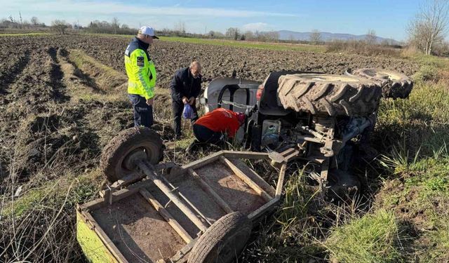 Tarla yolunda sürücüsünün kontrolünden çıkan traktör devrildi: 1 yaralı