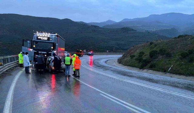 Tır ile otomobil kafa kafaya çarpıştı: 1 ölü, 2 yaralı