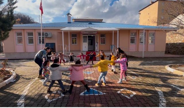 Tunceli’de okul bahçeleri şenlik alanına döndü