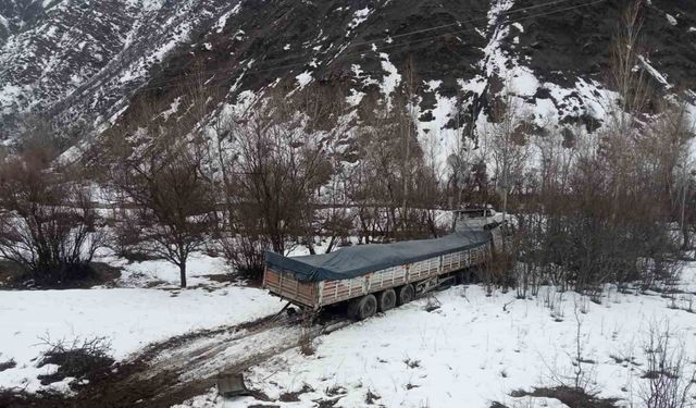 Tunceli’de şeker yüklü tır şarampole yuvarlandı