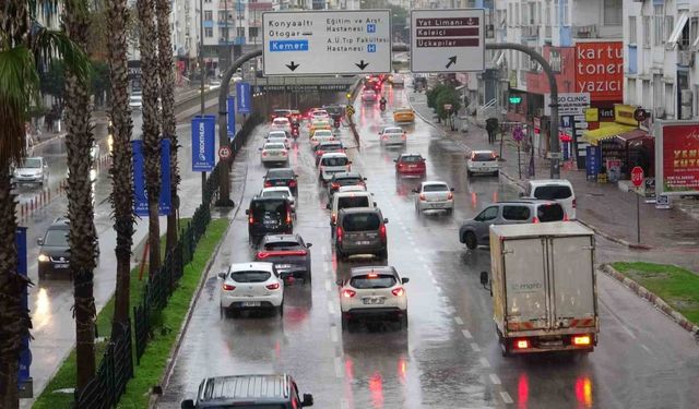 Turuncu kodla uyarılan Antalya güne yağışla başladı