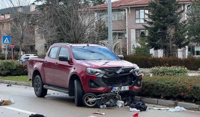 Yaya geçidinden geçmeye çalışan motosiklete, pikap çarptı: 1 yaralı