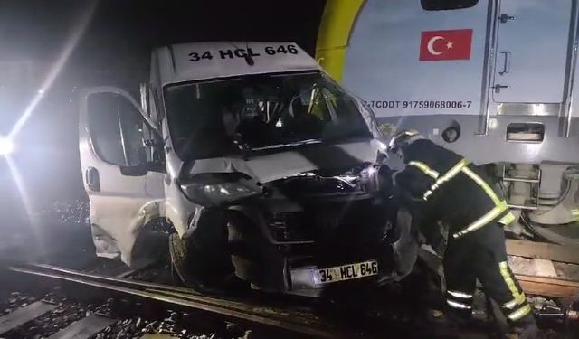 Yük treni ile servis minibüsü çarpıştı: 4 yaralı