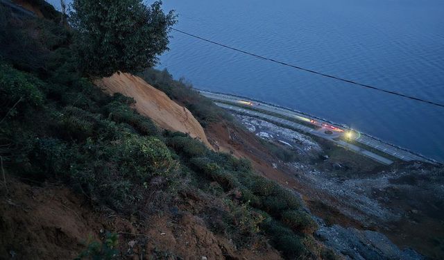 Arhavi'de heyelan 200 metrelik bir alanda etkili oldu