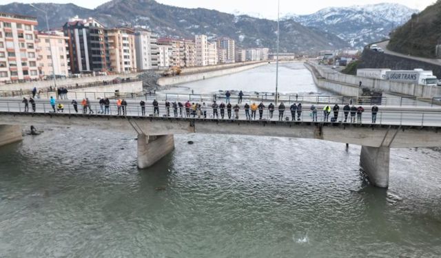 Fırtına somon kafesini parçaladı, vatandaşlar dereye akın etti