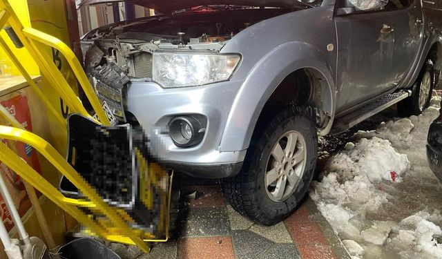 Artvin’de kontrolden çıkan kamyonet iş yerine girdi: 2 yaralı