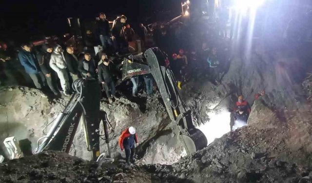 Amasya Valisi Önder Bakan, köyde su kuyusu açma çalışması sırasında meydana gelen göçükte toprak altında kalan 2 kişinin cansız bedenlerine ulaştıklarını açıkladı.