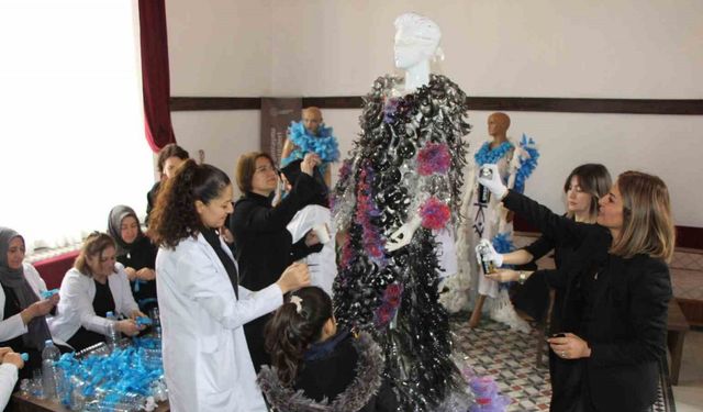 Atık plastik şişe ve galoşlardan kostüm tasarlayıp çevre sorunlarıyla savaşlara dikkat çektiler