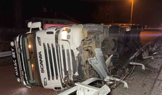 Burdur- Antalya karayolunda kontrolden çıkan tır yan yola devrildi, 1 yaralı