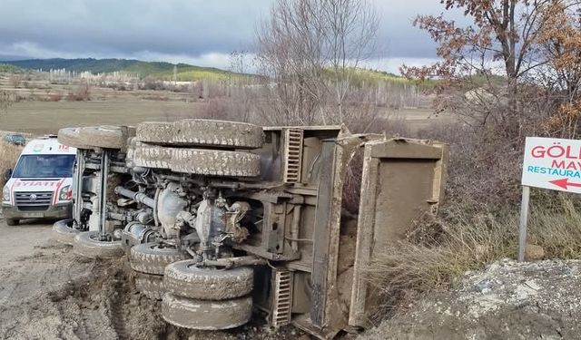 Burdur’da devrilen hafriyat kamyonundan burnu kanamadan çıktı