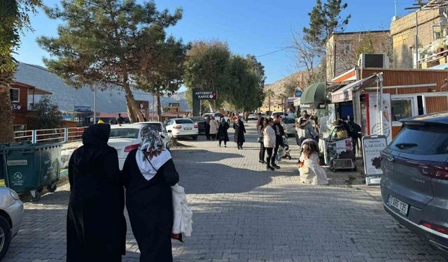 Halfeti’deki yaz havası turist yoğunluğu oluşturdu