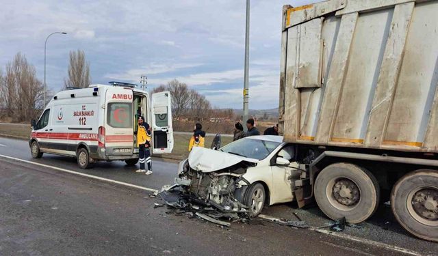 Işıkta bekleyen kamyona arkadan çarpan otomobilin sürücüsü yaralandı