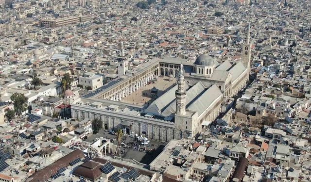 Tarihi Emevi Camii’nde restorasyon öncesi son cuma namazı