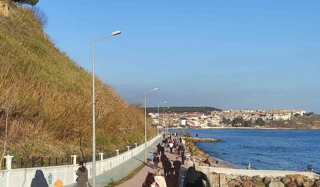 Tekirdağ’da güneşli havada vatandaşlar sahile akın etti