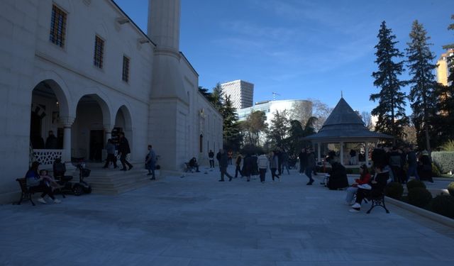 Türkiye’nin inşa ettiği Tiran Namazgah Camii’ne ziyaretçi akını