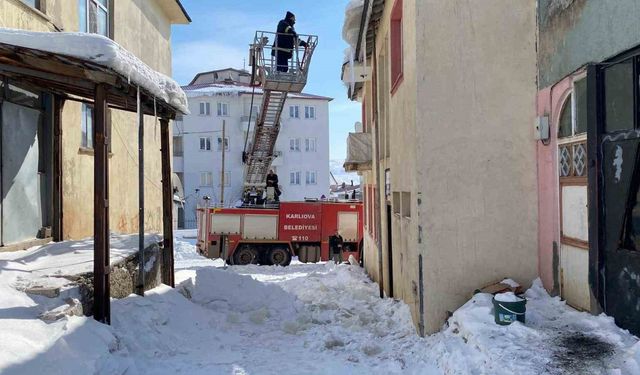 Bingöl’de tehlike oluşturan buz sarkıtları itfaiye ekipleri tarafından temizlendi