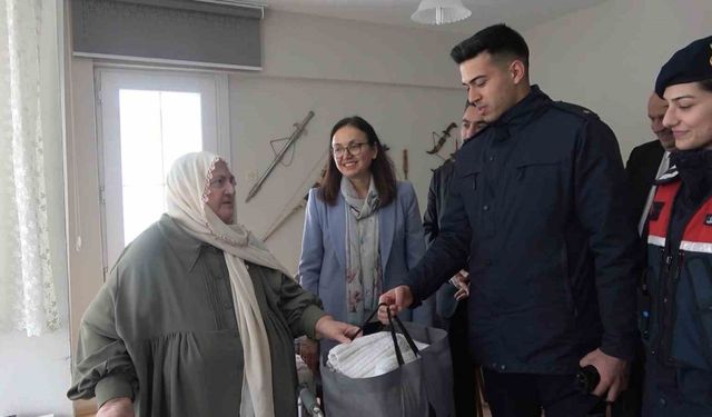 Ördükleri berelerle Mehmetçiğin yüreğini ısıtan Sabahat ve Selma nineye teşekkür ziyareti