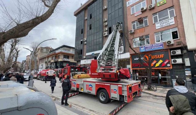 Yalova’da iş hanında çıkan yangında 2 kişi dumandan etkilendi