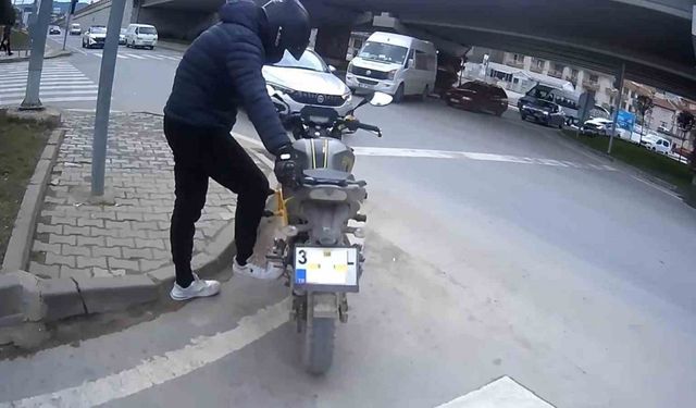 Yalova’da kaldırımda motosiklet süren sürücüye ceza yağdı