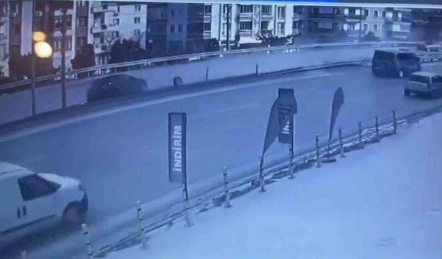 Yalova’da kontrolden çıkan otomobilin bariyerlere çarptığı kaza kamerada