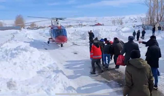 Yolu karla kapanan köydeki hastanın yardımına ambulans helikopter yetişti