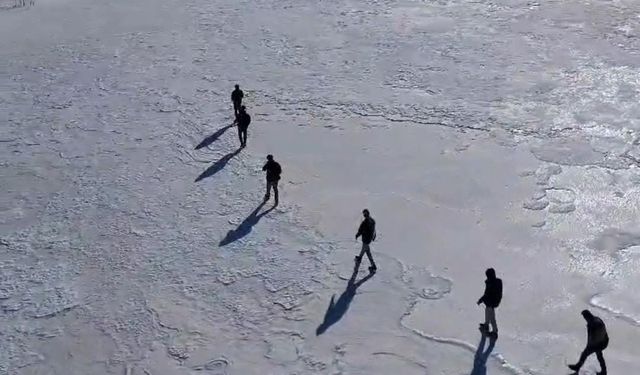 Bingöl’de göl buz tuttu, doğaseverler üzerinde yürüdü