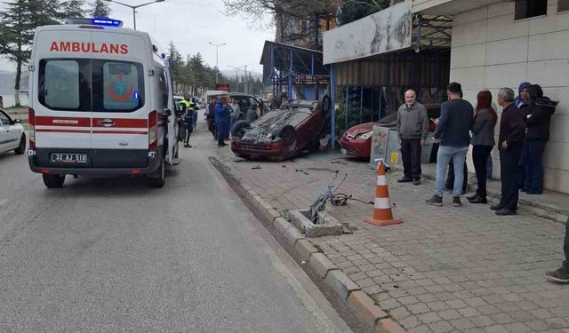 Elektrik trafosuna çarpan araç ters döndü: 2 yaralı