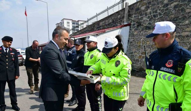 Vali Çiçek, yol kontrolünde bayram kutlayıp tatlı ikram etti