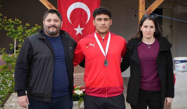 17 yaşında güreşte Edirne’nin gururu oldu