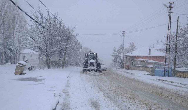 Akdağmadeni Belediyesi, baharda da kar mesaisine devam ediyor