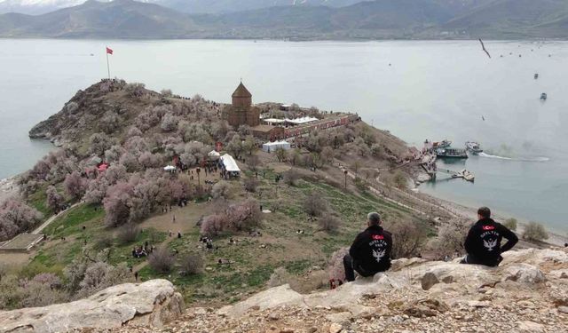 Akdamar Adası Badem Çiçeği Festivali’yle şenlendi