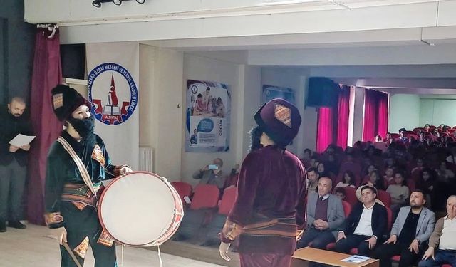 Altıntaş’ta Hacivat ve Karagöz oyunu miniklerle buluştu
