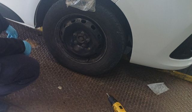 Aracın çamurluklarına gizlediği esrarla yakalandı
