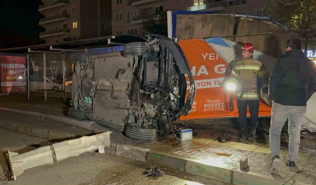 Aydınlatma direğine ve reklam panosuna çarpan araç takla attı: 1 ölü, 1 yaralı