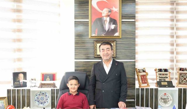 Başkan Metin koltuğunu şehit yeğenine devretti
