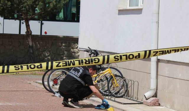 Cam silerken 4’üncü kattan düşen kadın ağır yaralandı