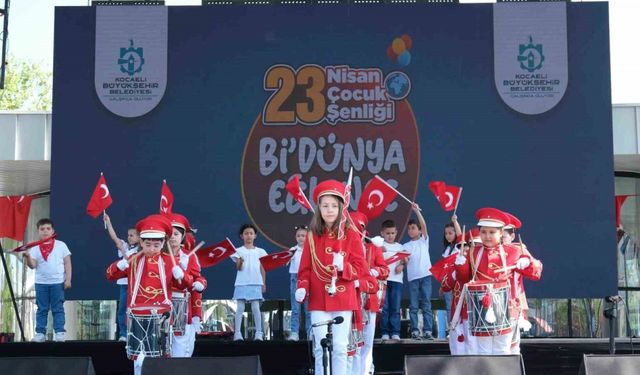 Çocuklardan renkli bando gösterisi