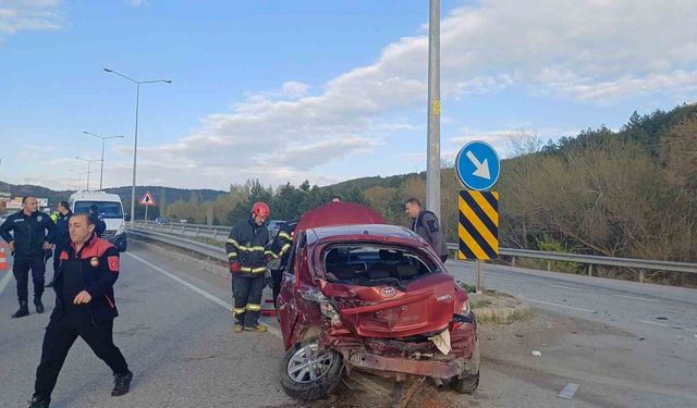 Çorum’da iki otomobil çarpıştı: 3 yaralı