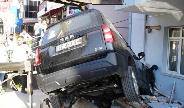 Edirne’de iş yerine ve apartmana çarpan cip askıda kaldı: Kaza anı kamerada
