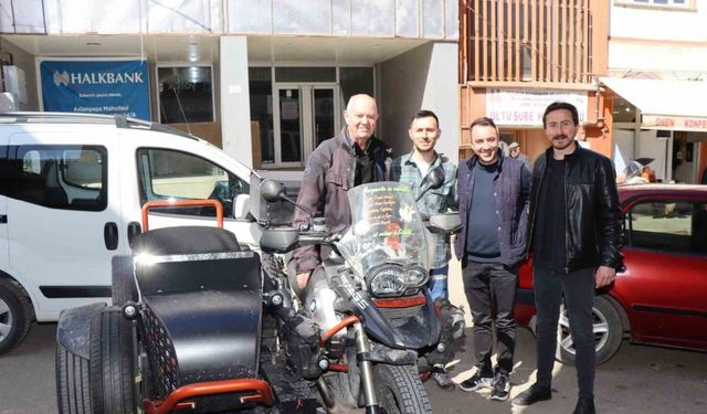 Fransa’dan motosikletiyle fakir çocuklara kalem taşıyor